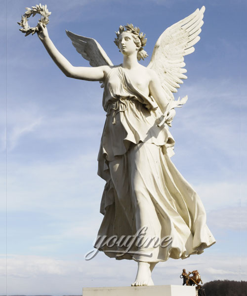 Статуя ангела хранителя из мрамора в искусстве на улице